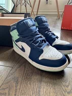 Nike Mid-Top Basketball Sneakers in Navy, White & Mint Grade school size 6